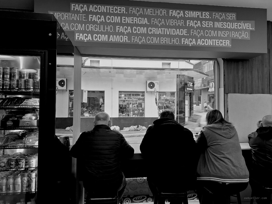 o café nosso de cada dia ... tomado com os invisíveis ... 